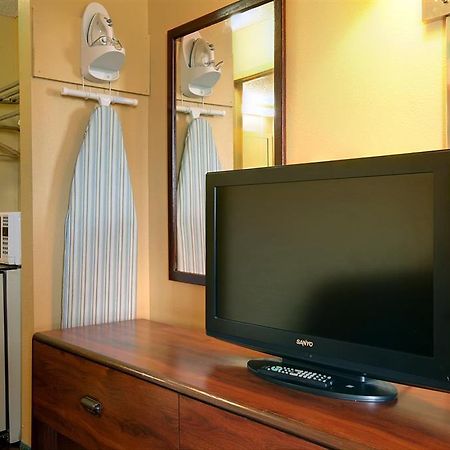 Americas Best Value Inn And Suites Грийнууд Стая снимка