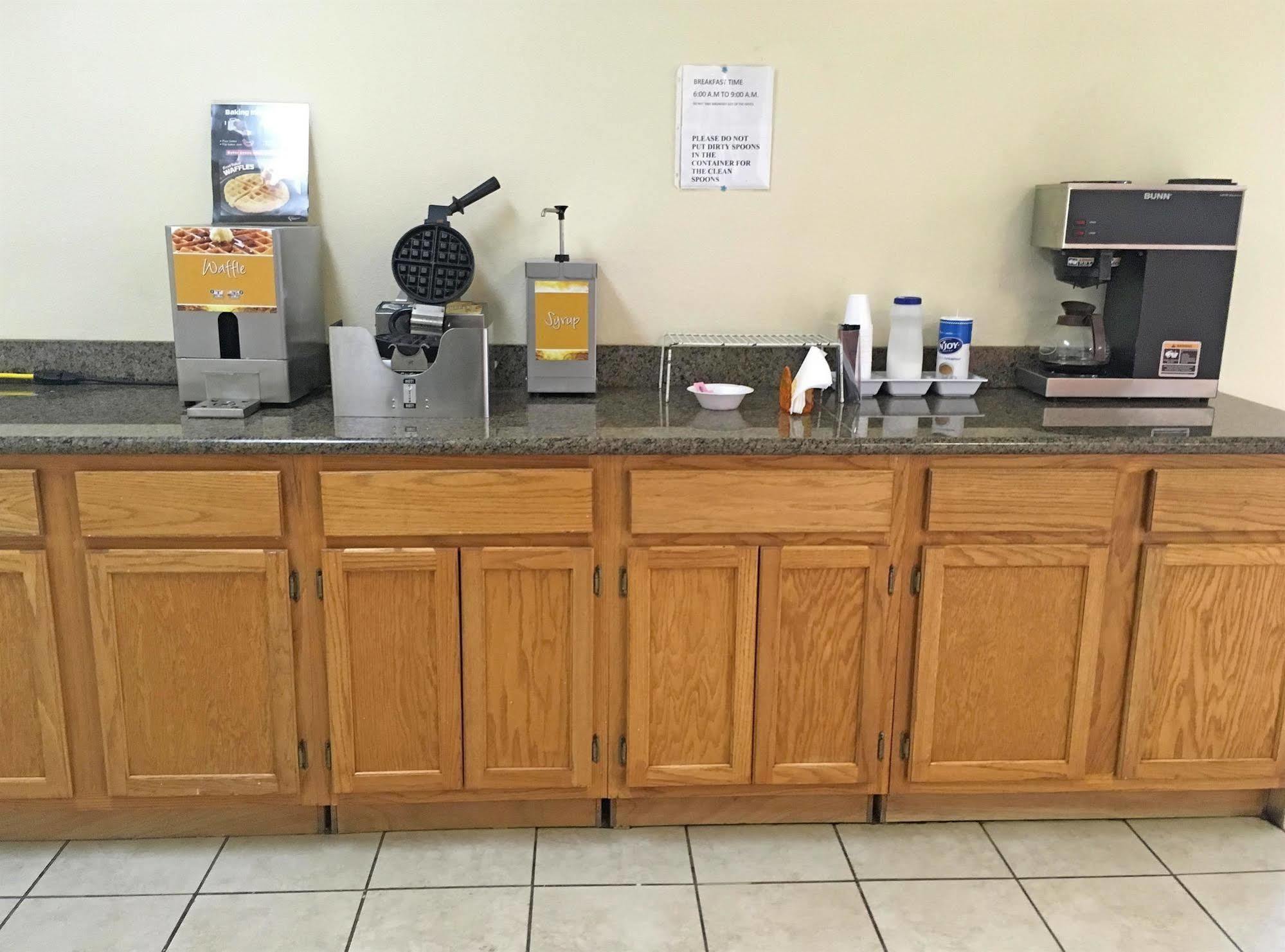 Americas Best Value Inn And Suites Грийнууд Екстериор снимка